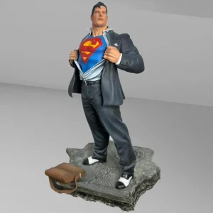 Clark Kent Revelando Traje de Superman